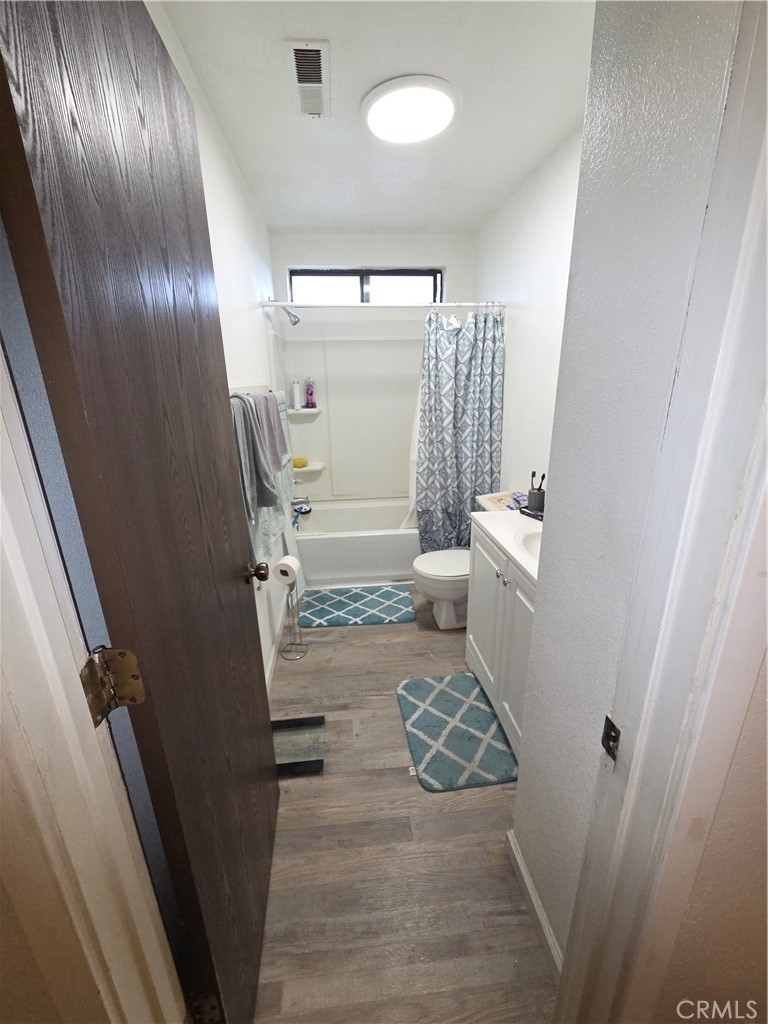 573 North Street Corning, CA 96021 - Photo 21 of 29 UPSTAIRS BATHROOM
