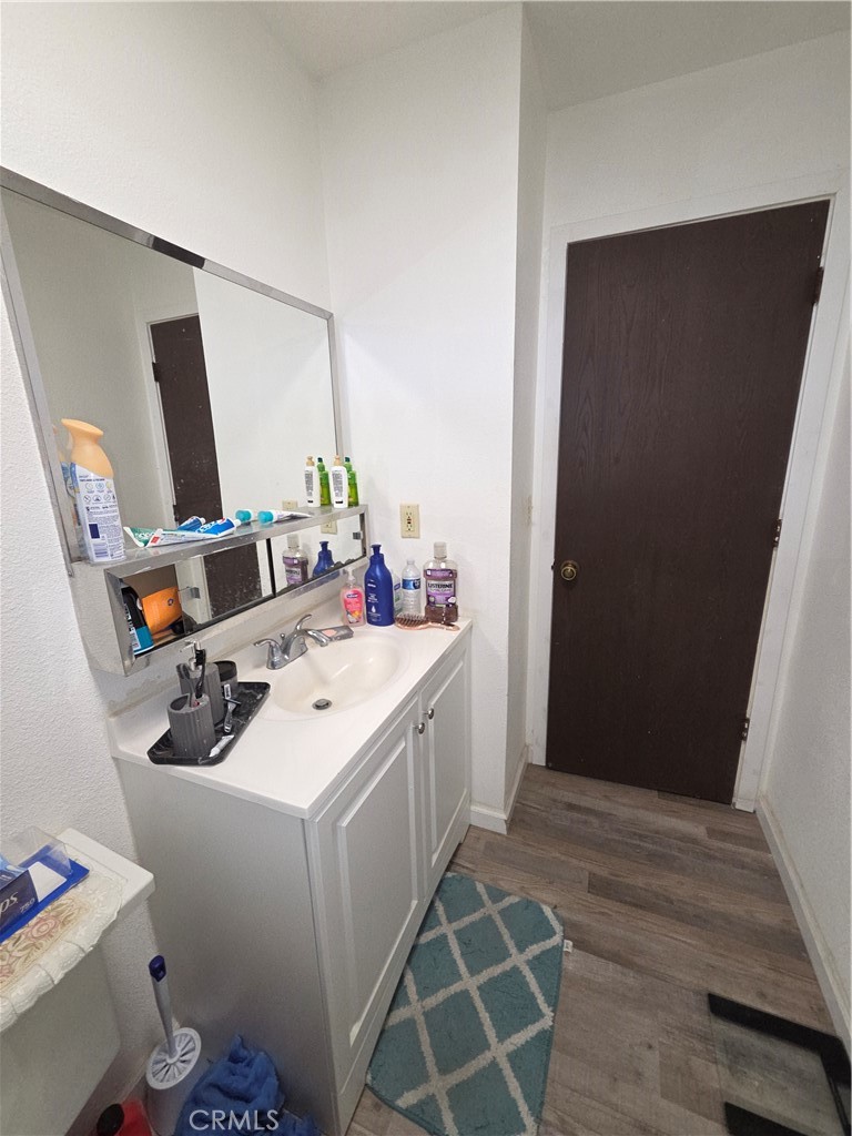 573 North Street Corning, CA 96021 - Photo 22 of 29 UPSTAIRS BATHROOM