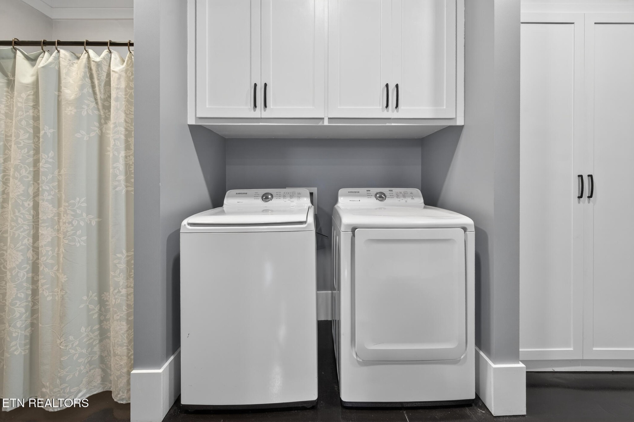 6161 Hiawatha Road Morristown, TN 37814 - Photo 13 of 48 a utility room with dryer and washer