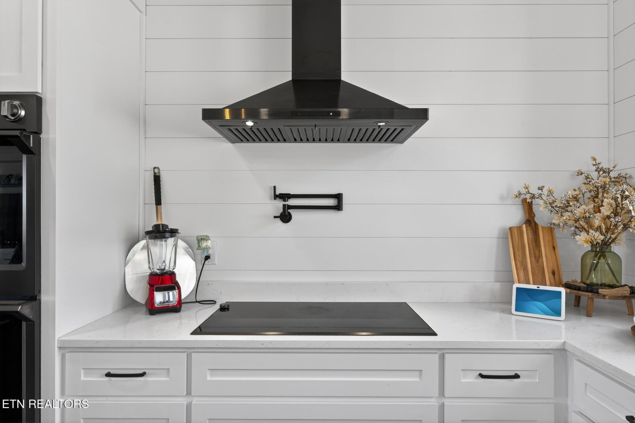 6161 Hiawatha Road Morristown, TN 37814 - Photo 16 of 48 a bathroom with a potted plant