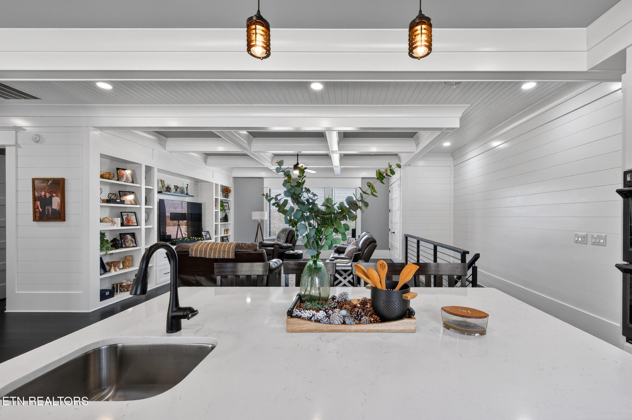 6161 Hiawatha Road Morristown, TN 37814 - Photo 17 of 48 a living room with furniture and potted plant