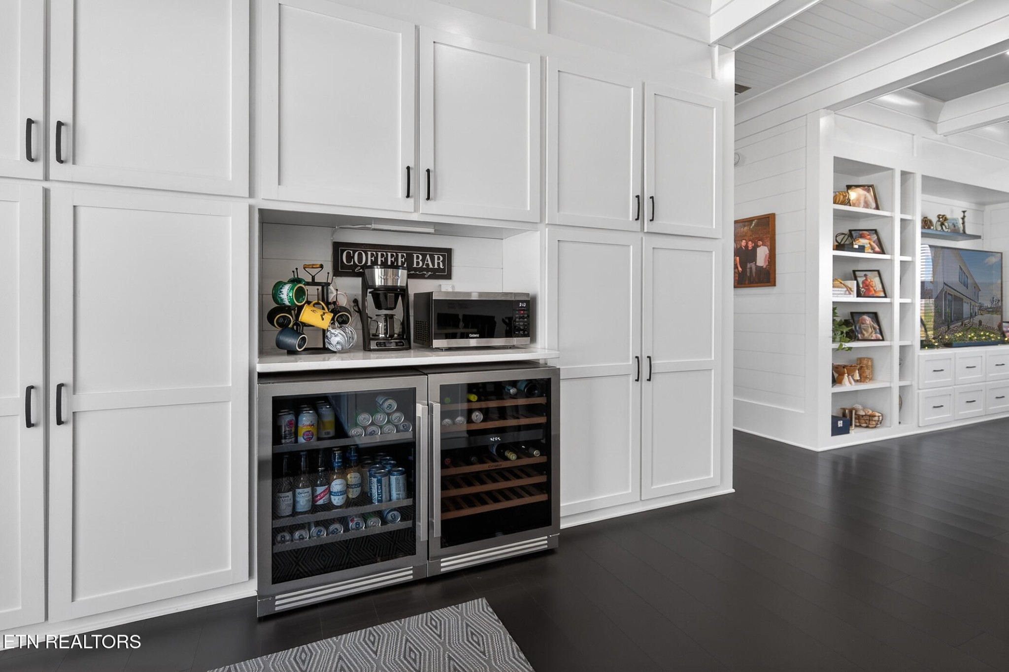 6161 Hiawatha Road Morristown, TN 37814 - Photo 20 of 48 a kitchen with stainless steel appliances a refrigerator and cabinets