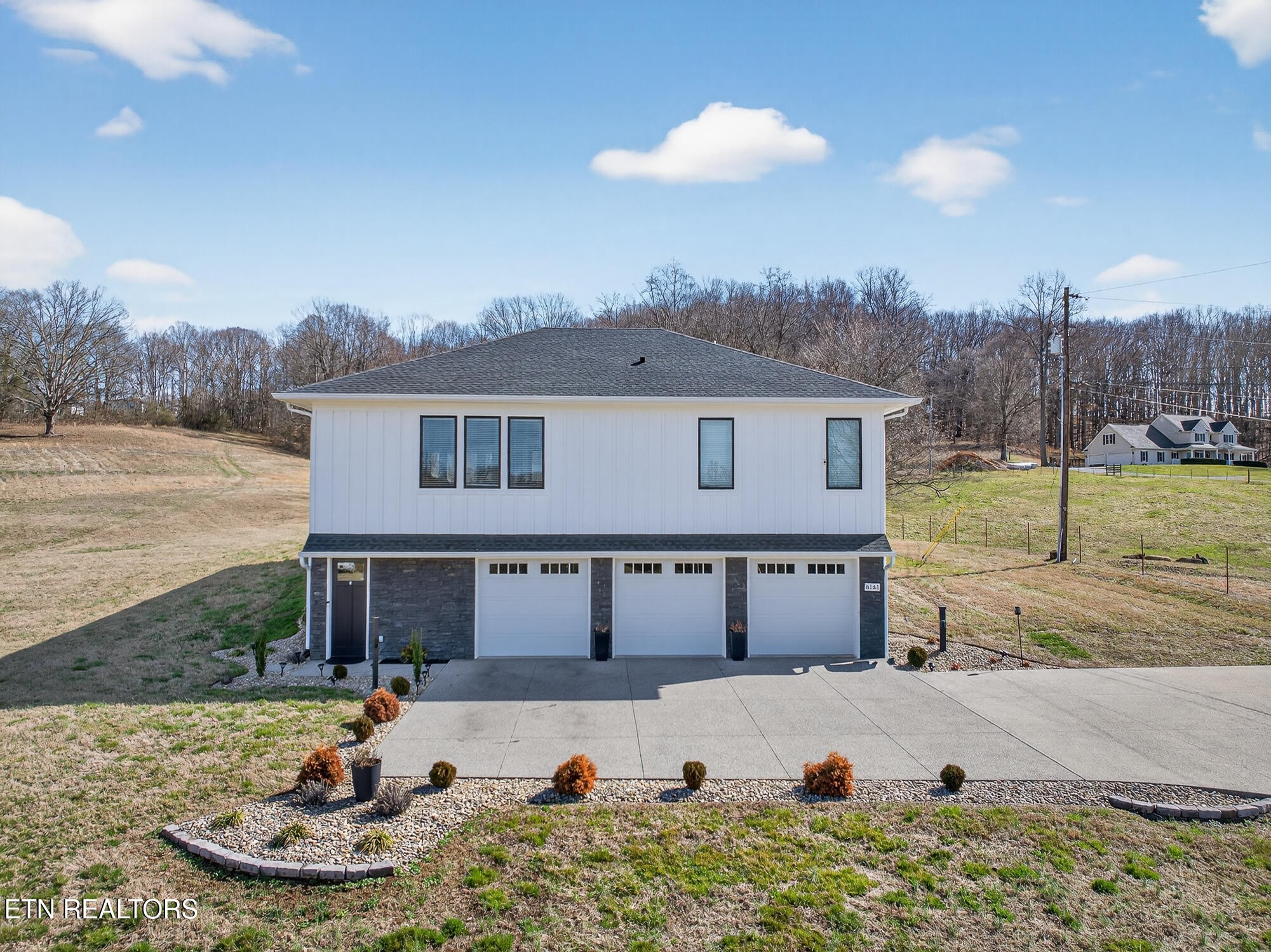 6161 Hiawatha Road Morristown, TN 37814 - Photo 2 of 48 a front view of a house with a yard