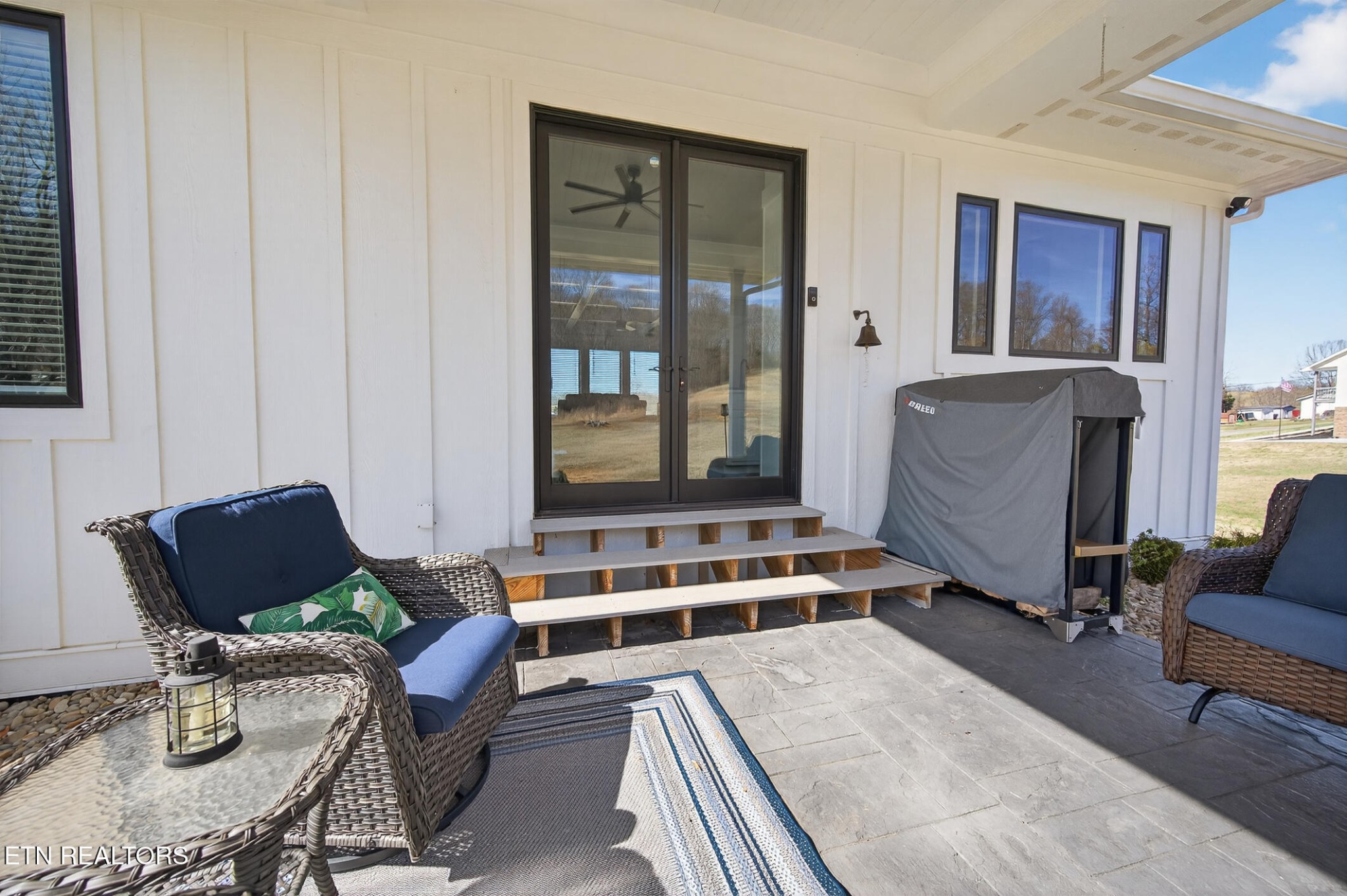 6161 Hiawatha Road Morristown, TN 37814 - Photo 28 of 48 a living room with furniture and a window