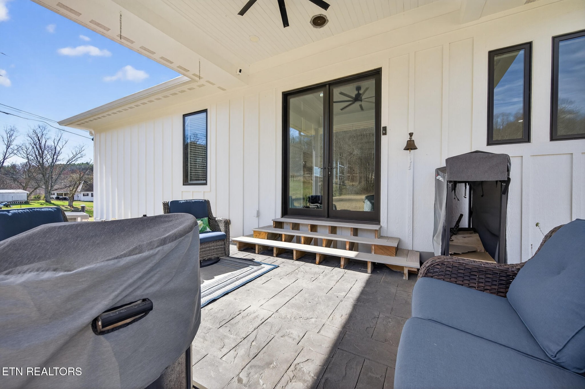 6161 Hiawatha Road Morristown, TN 37814 - Photo 29 of 48 a living room with furniture gym equipment and a large window
