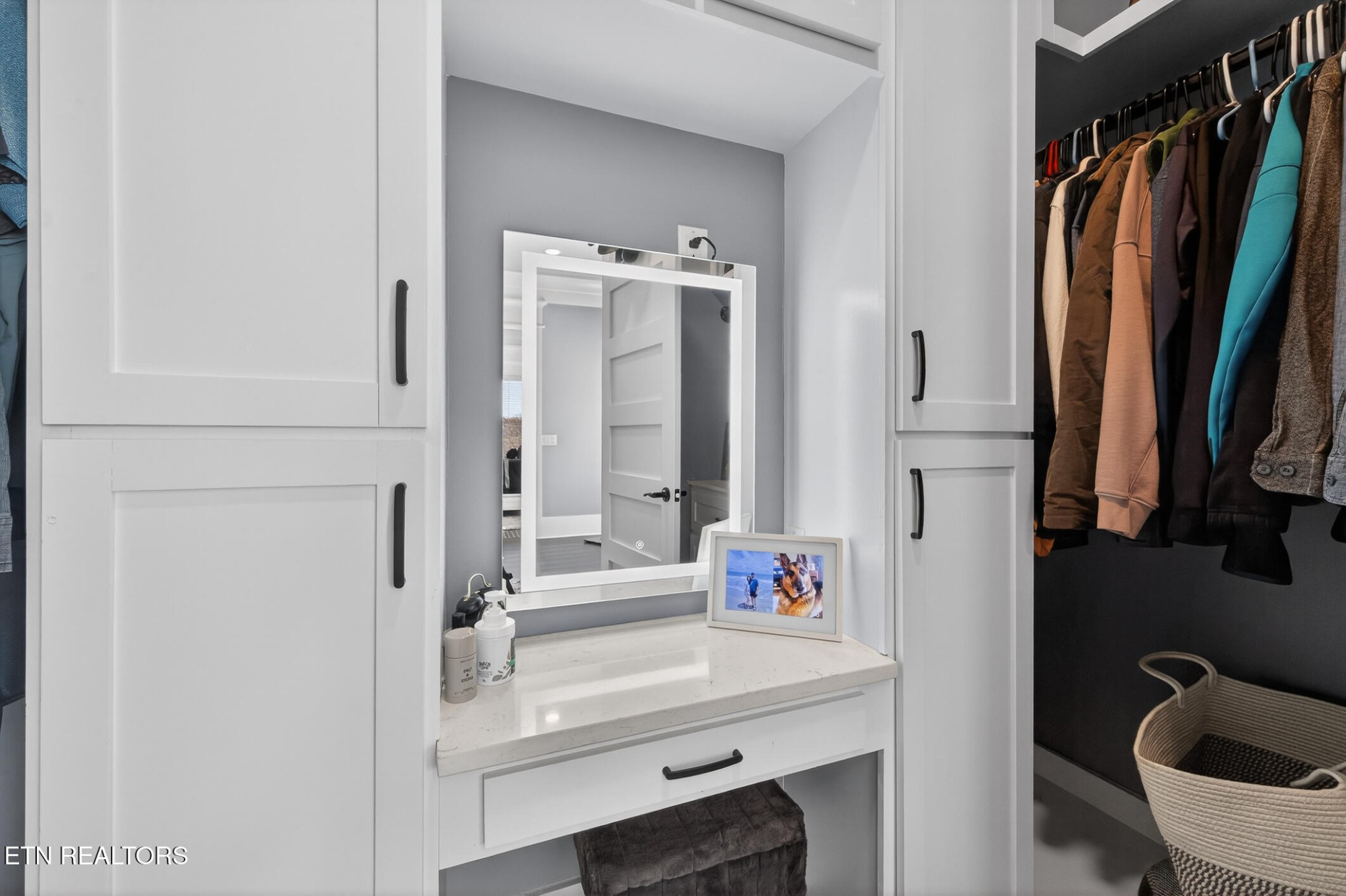 6161 Hiawatha Road Morristown, TN 37814 - Photo 38 of 48 a bathroom with a tub sink and mirror