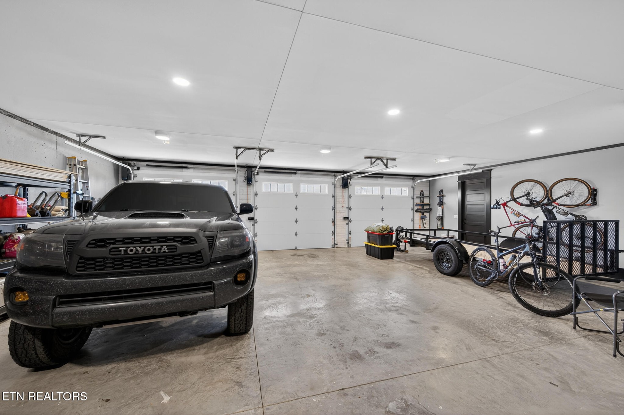 6161 Hiawatha Road Morristown, TN 37814 - Photo 4 of 48 a view of a garage with parked cars