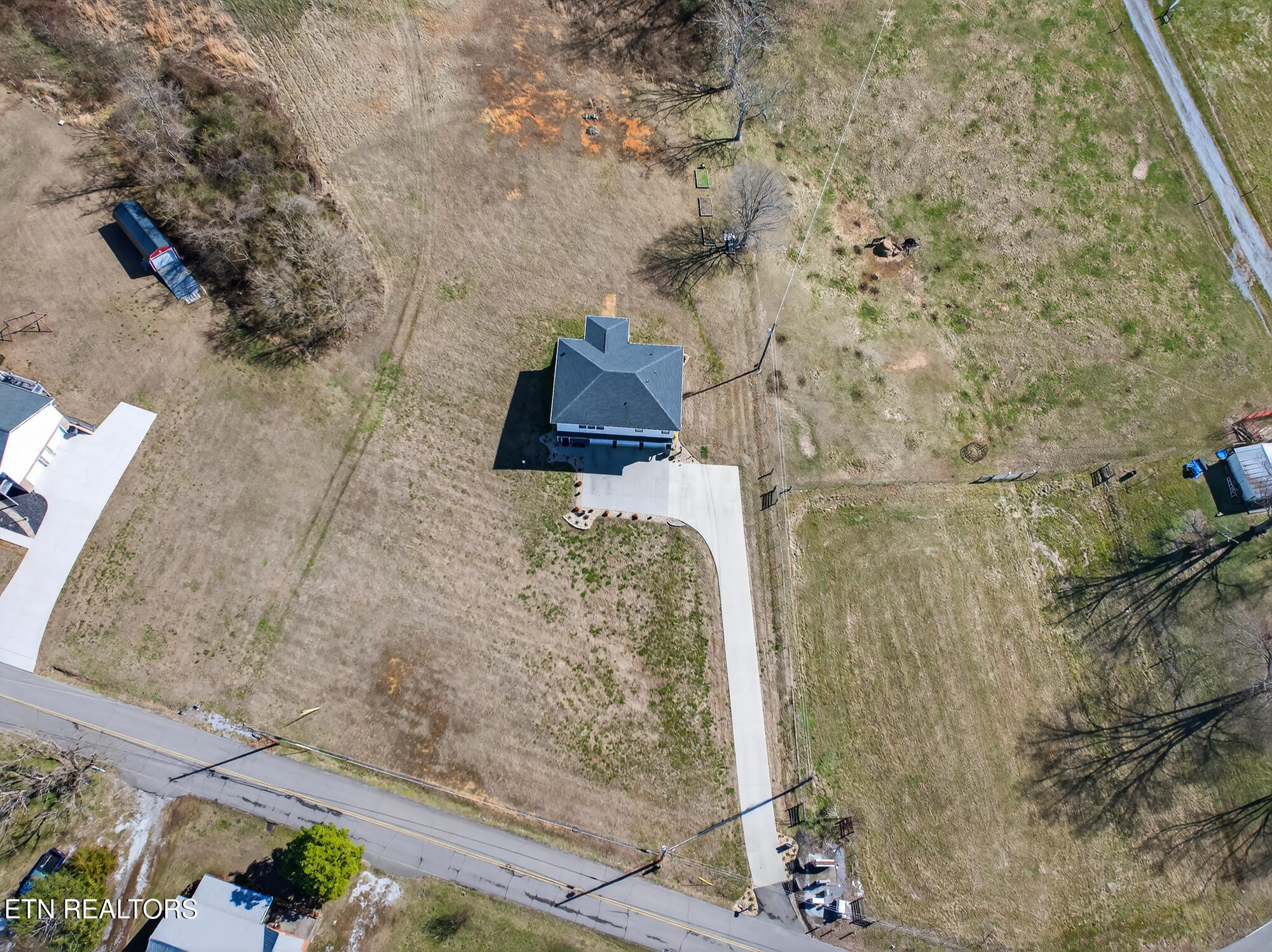6161 Hiawatha Road Morristown, TN 37814 - Photo 41 of 48 a bathroom with a shower
