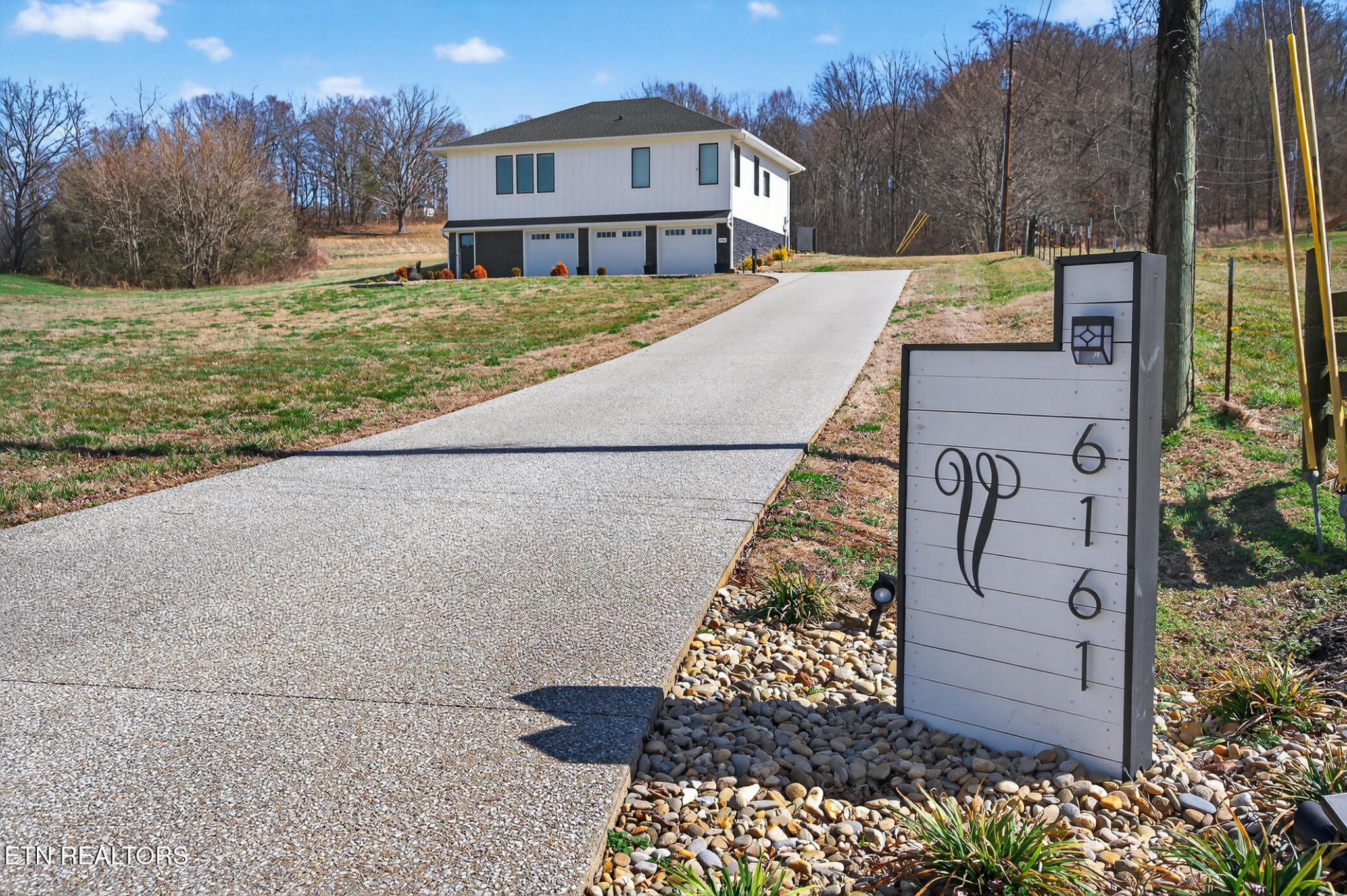 6161 Hiawatha Road Morristown, TN 37814 - Photo 43 of 48 a view of a house with a yard