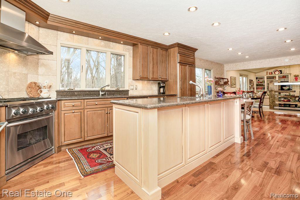 1218 Creekview Court Rochester, MI 48306 - Photo 11 of 48 Two-tone Cabinetry