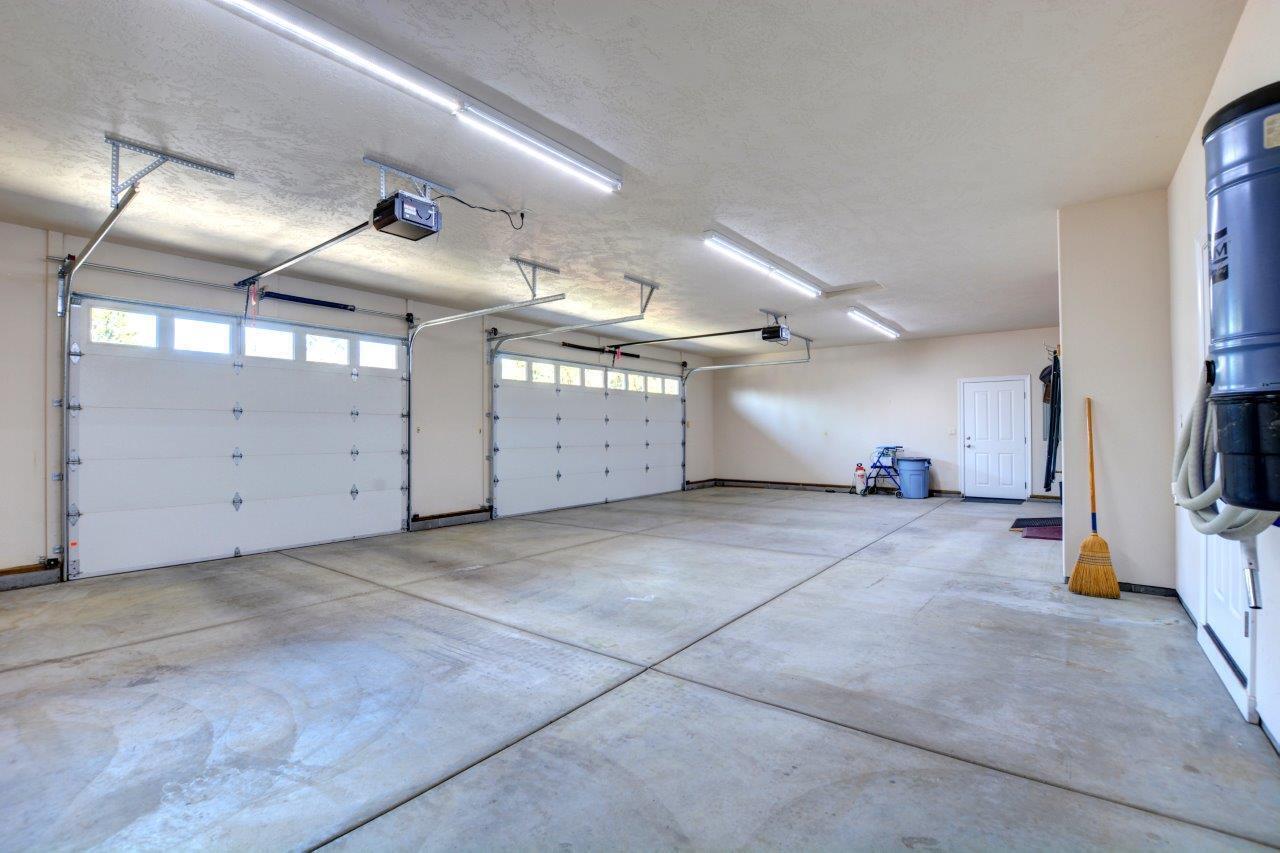 3013 Pearce Park Road Grants Pass, OR 97526 - Photo 68 of 96 Back up on main level is the 3 car garage, finished, clean and ready for you!