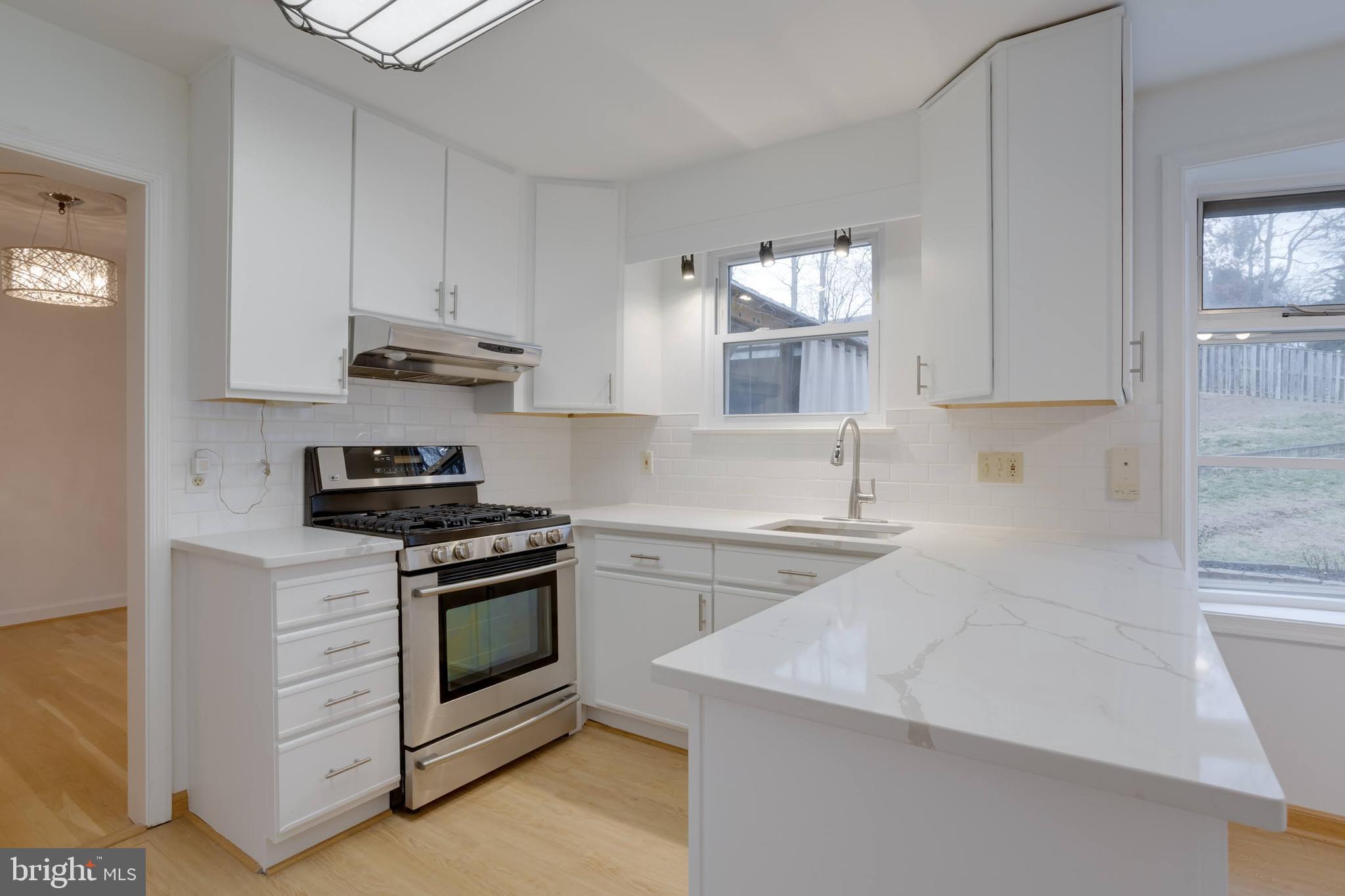 8122 Truro Court Springfield, VA 22152 - Photo 3 of 34