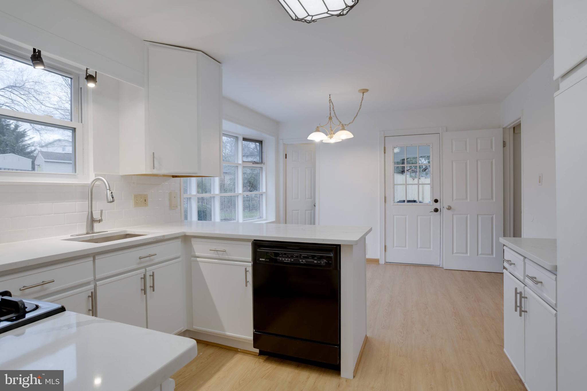 8122 Truro Court Springfield, VA 22152 - Photo 4 of 34