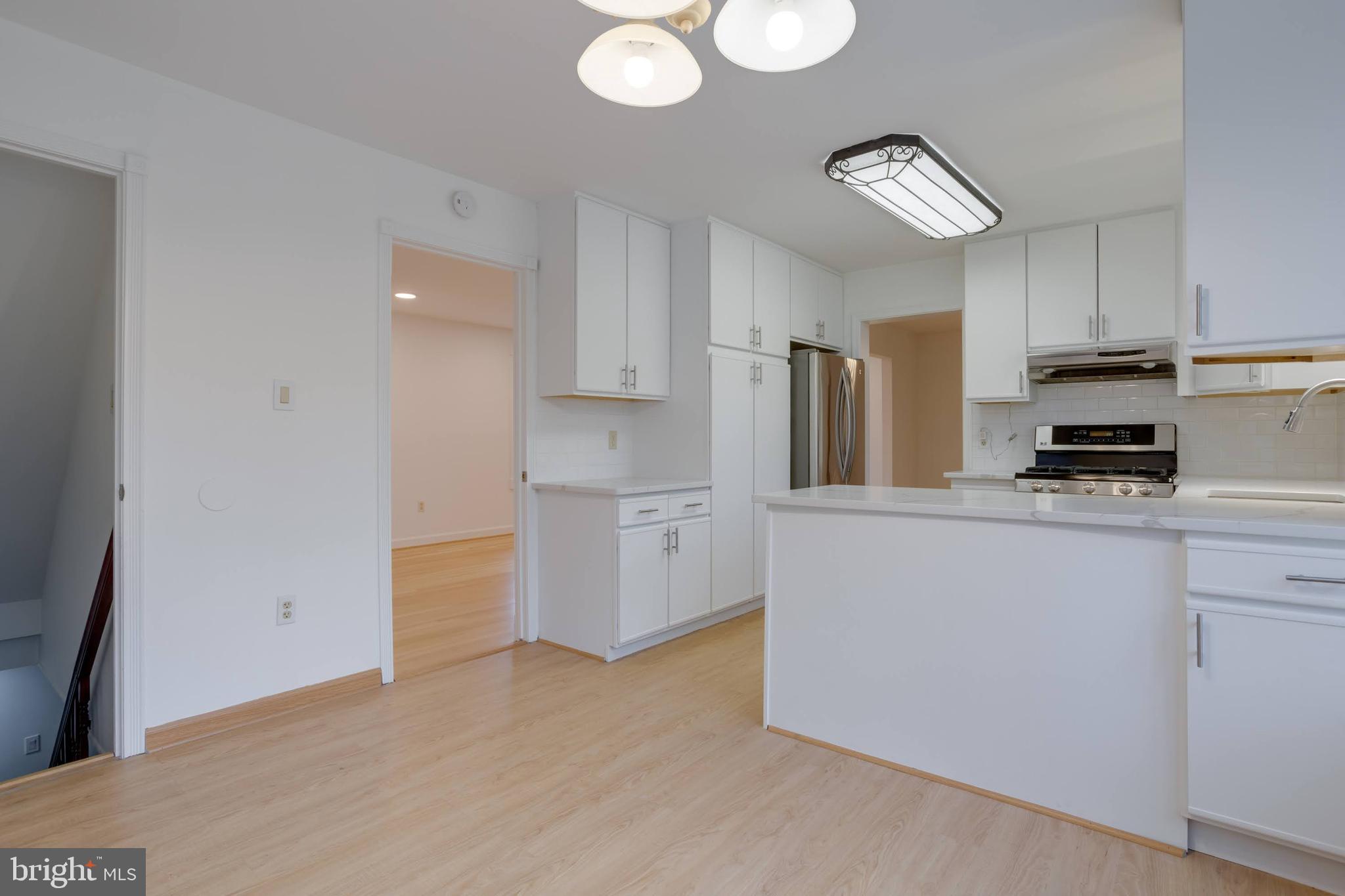 8122 Truro Court Springfield, VA 22152 - Photo 5 of 34