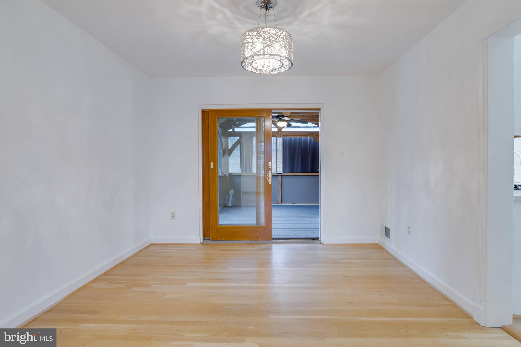 8122 Truro Court Springfield, VA 22152 - Photo 8 of 34