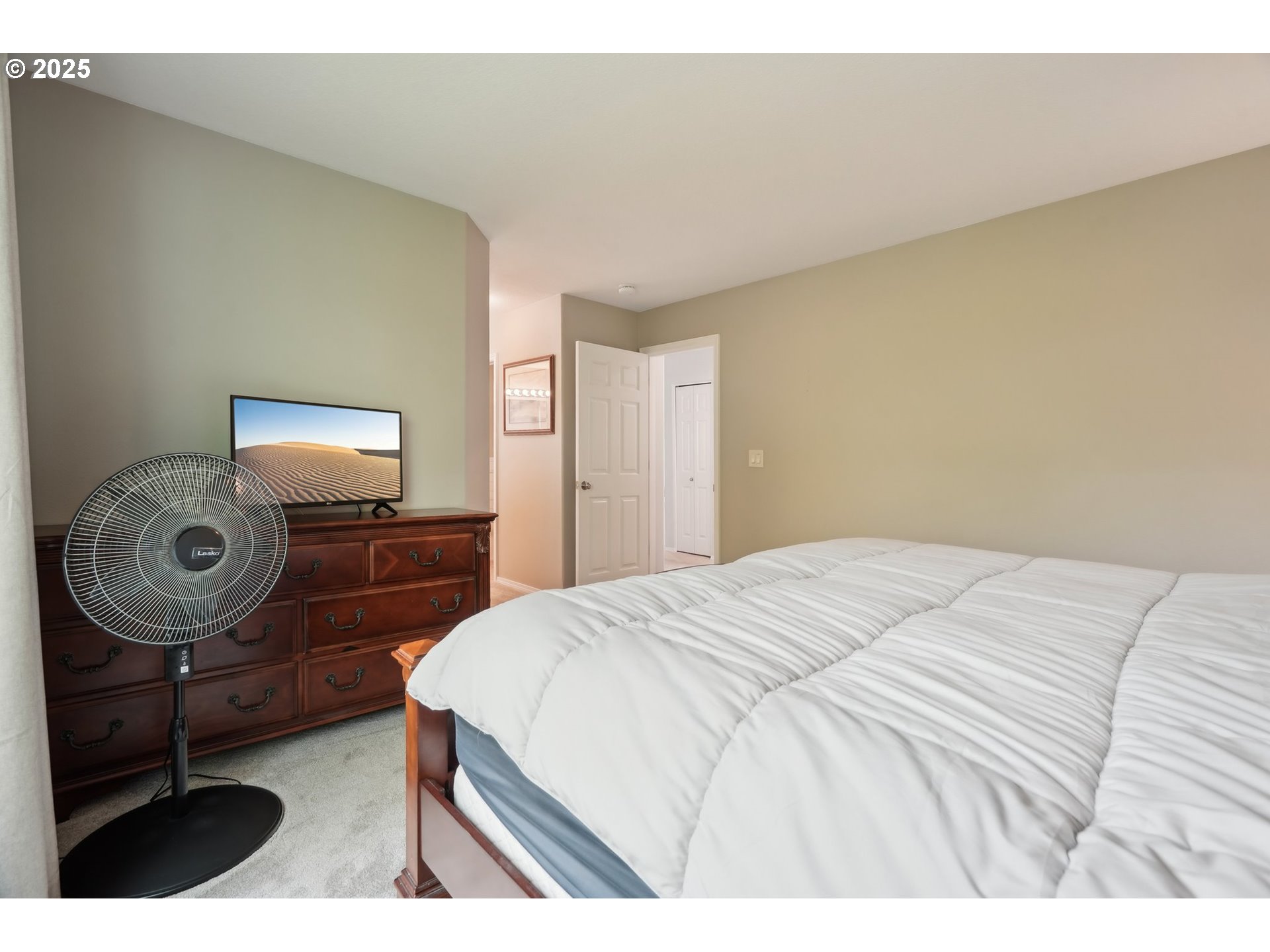 4709 Southeast Antelope Hills Gresham, OR 97080 - Photo 27 of 48 a bedroom with a bed and a table in it