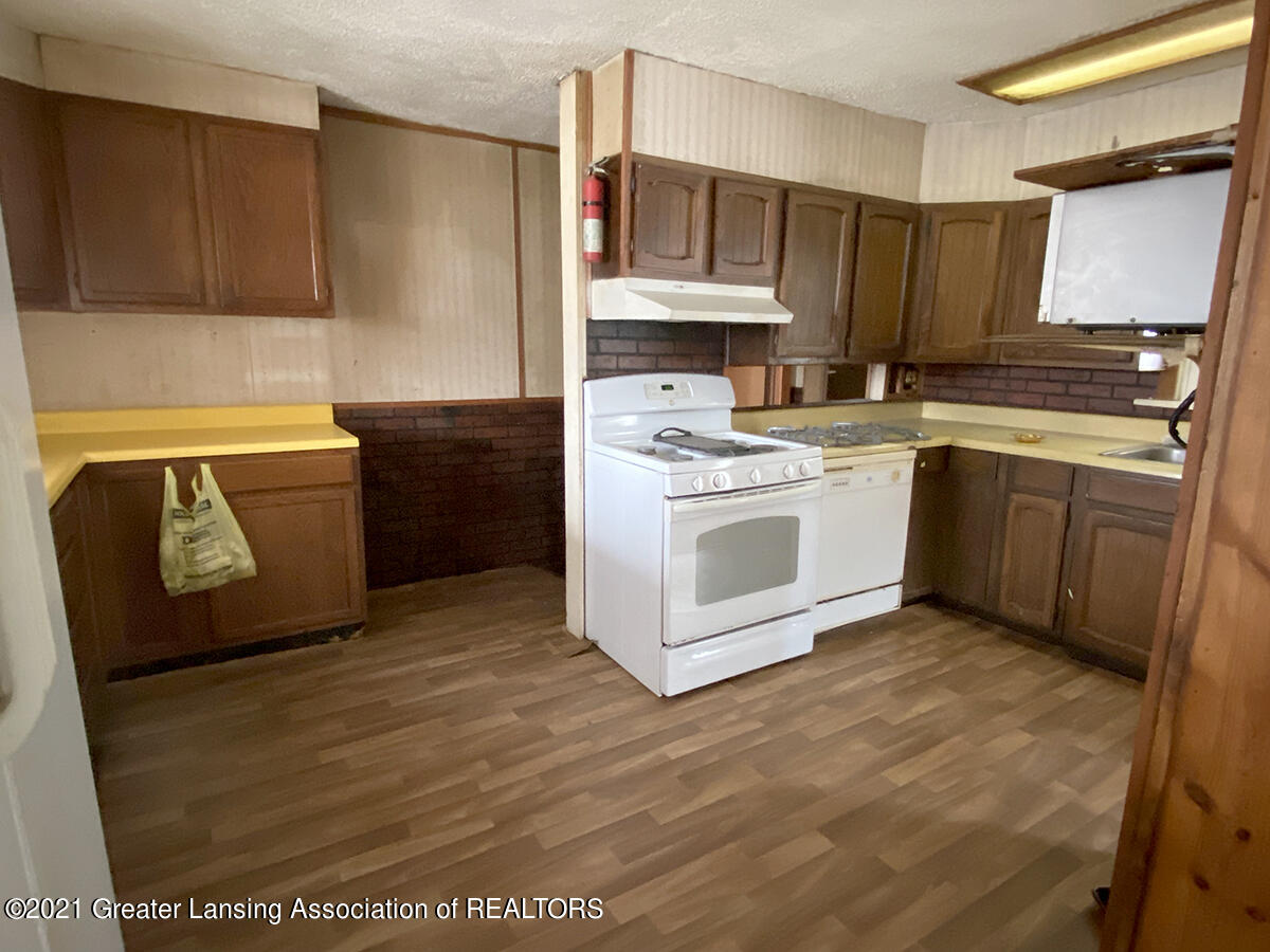1601 South College Road Mason, MI 48854 - Photo 14 of 35 11-kitchen