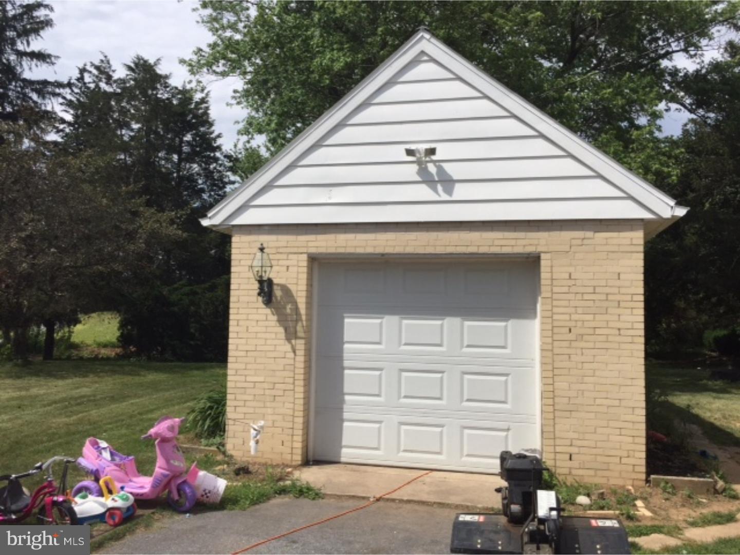 43 Parkside Inn Road Bernville, PA 19506 - Photo 4 of 17 Garage