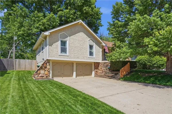 $260,000 | 16100 East Cogan Drive, Independence, MO 64055