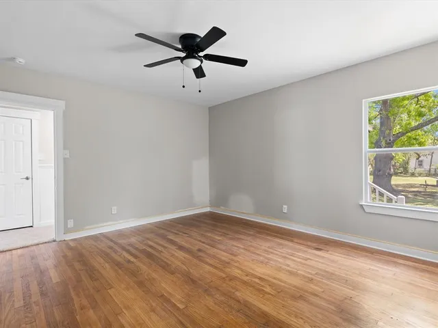 $279,000 | 1001 West Lampasas Street, Ennis, TX 75119