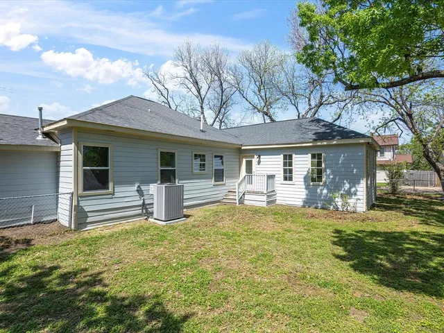 $279,000 | 1001 West Lampasas Street, Ennis, TX 75119