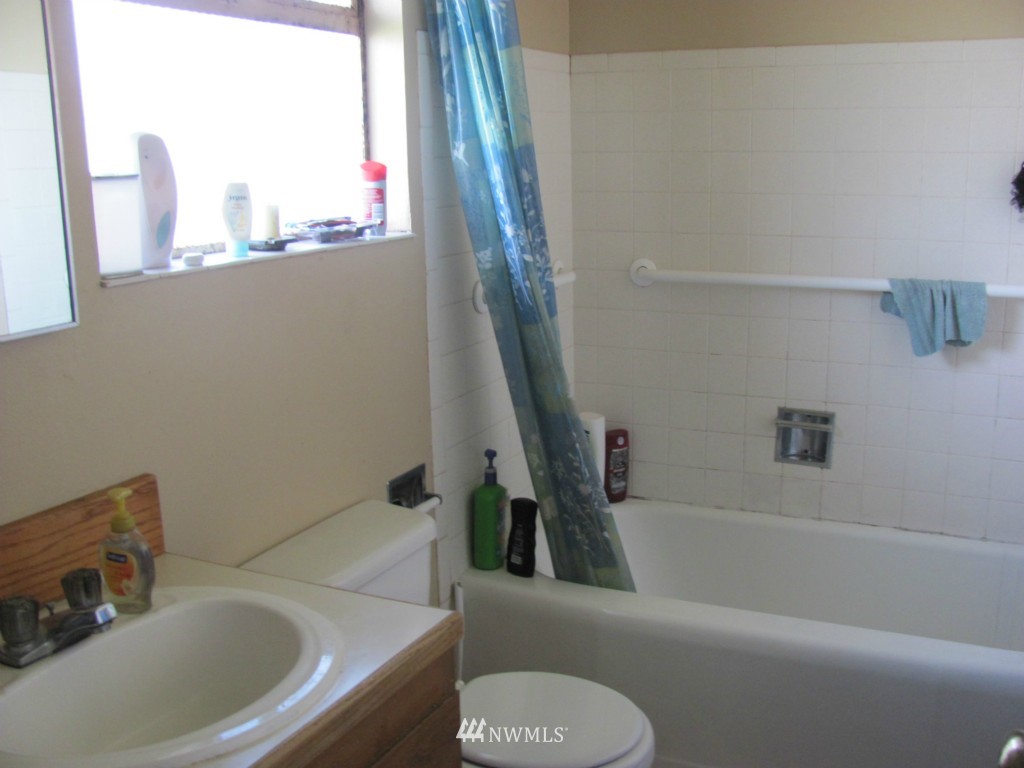 10804 Davisson Road Southwest Lakewood, WA 98499 - Photo 8 of 15 a bathroom with a tub and a sink