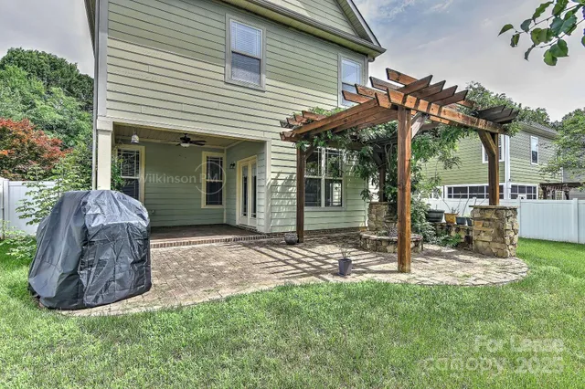 a view of a back yard