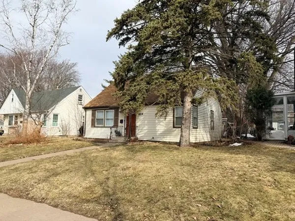 $190,000 | 1859 Hoyt Avenue East, St. Paul, MN 55119