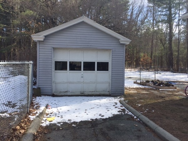 81 Hampshire Road Methuen, MA 01844 - Photo 5 of 10 Gallery Image 5