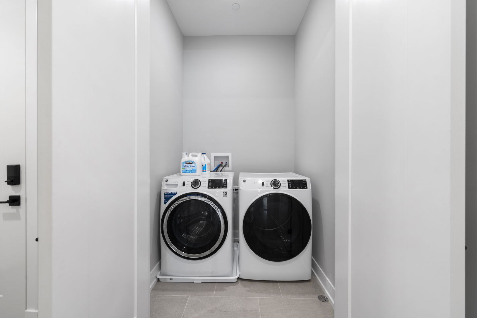 1606 South Ashland Avenue, Unit 401 Chicago, IL 60608 - Photo 21 of 25 a utility room with dryer and washer
