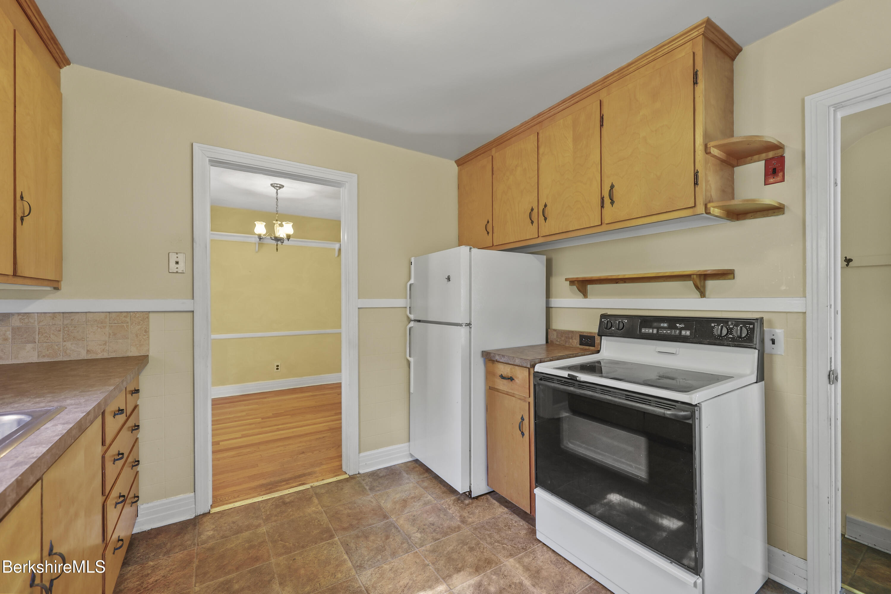 153 Ridgeway Avenue Pittsfield, MA 01201 - Photo 18 of 40 90 Kitchen