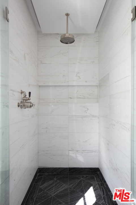 130 Roma Court Marina del Rey, CA 90292 - Photo 16 of 27 a bathroom with a sink