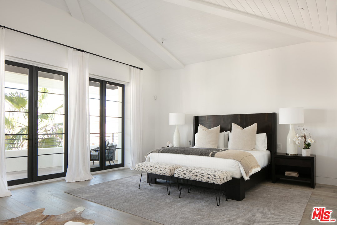 130 Roma Court Marina del Rey, CA 90292 - Photo 23 of 27 a spacious bedroom with a bed and a window
