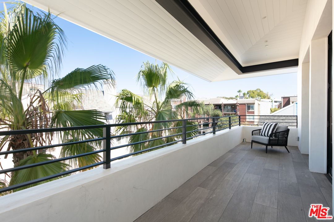 130 Roma Court Marina del Rey, CA 90292 - Photo 25 of 27 a view of a chairs and table in patio