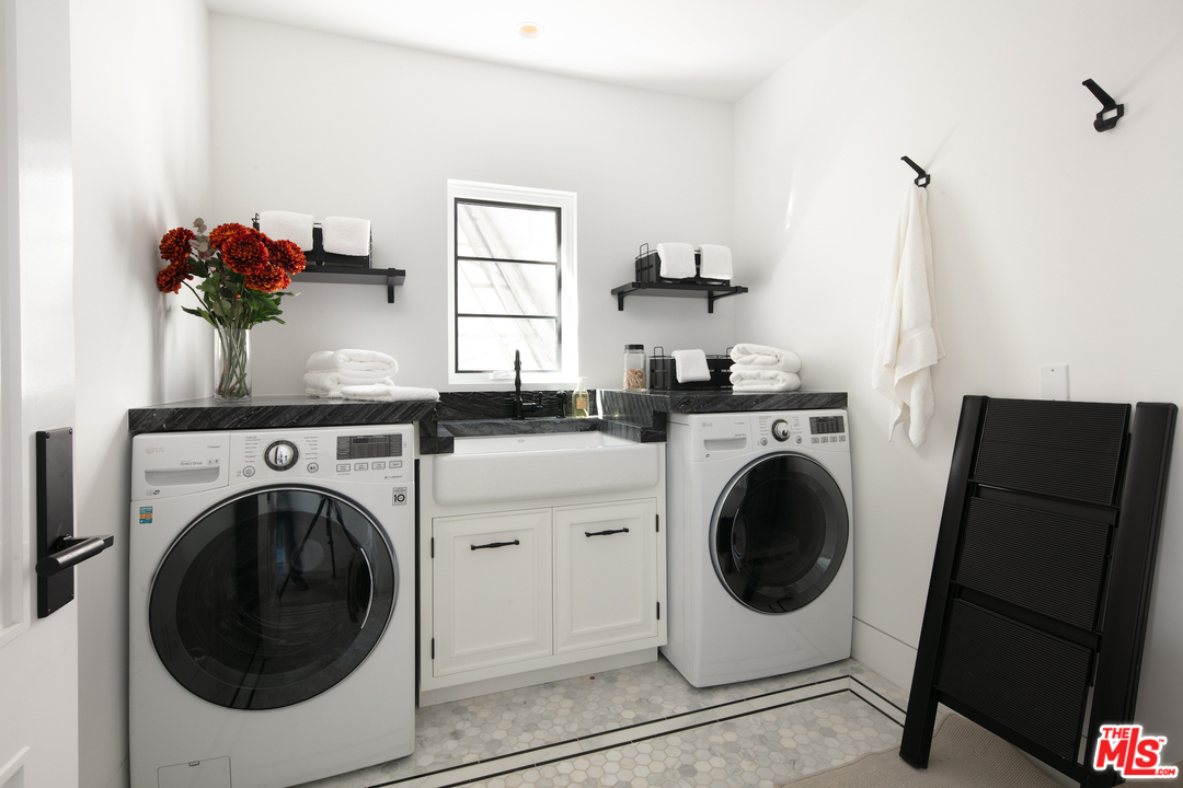 130 Roma Court Marina del Rey, CA 90292 - Photo 26 of 27 a utility room with dryer and washer