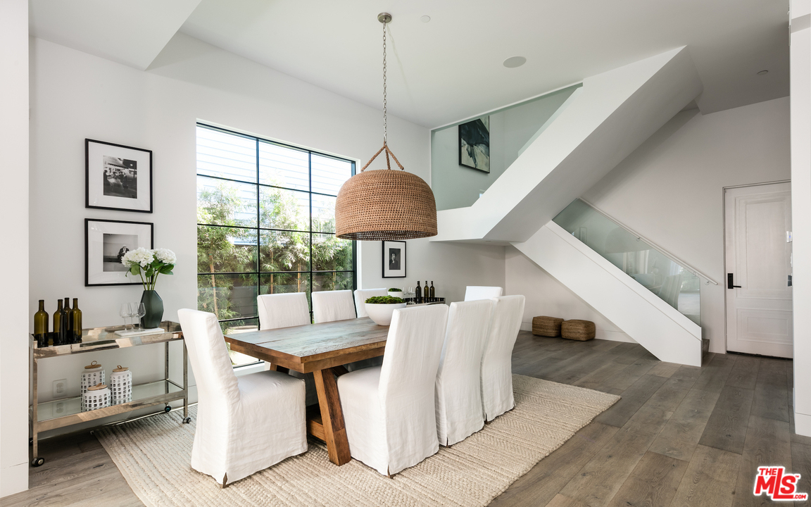 130 Roma Court Marina del Rey, CA 90292 - Photo 5 of 27 a living room with furniture and a window