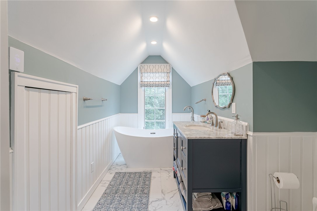 394 Rockingham Street Rochester, NY 14620 - Photo 25 of 32 3rd floor full bath