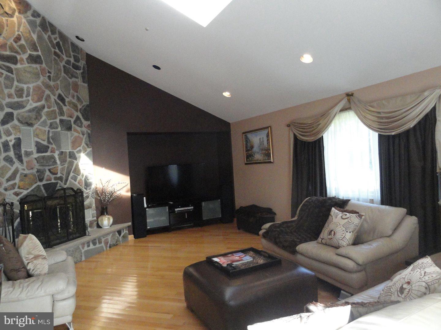 85 Snowflake Road Huntingdon Valley, PA 19006 - Photo 8 of 24 Gallery Image 8