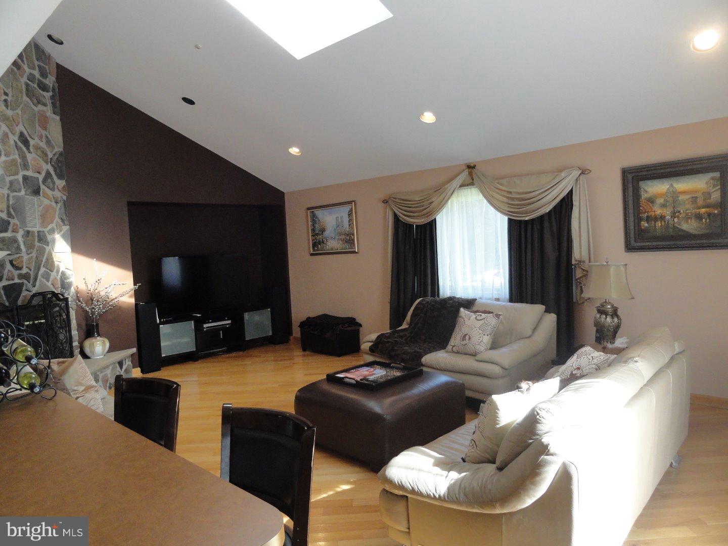 85 Snowflake Road Huntingdon Valley, PA 19006 - Photo 9 of 24 Gallery Image 9
