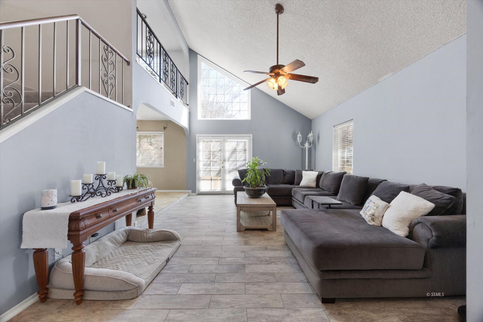 736 Fendrick Circle Ridgecrest, CA 93555 - Photo 6 of 49 a living room with furniture