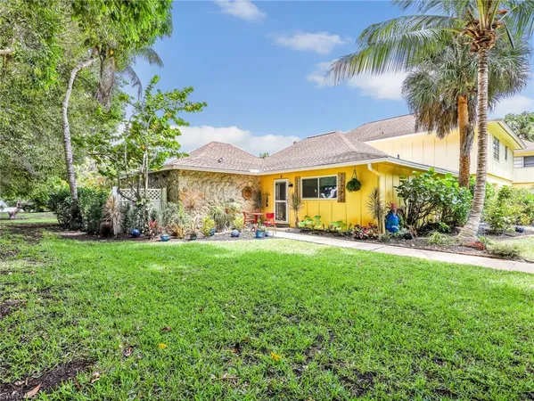$377,700 | 1201 Solana Road, Unit 7, Naples, FL 34103