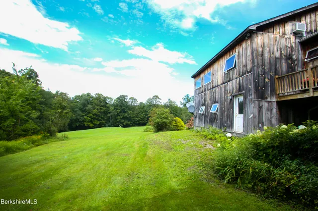a view of a house with backyard and garden