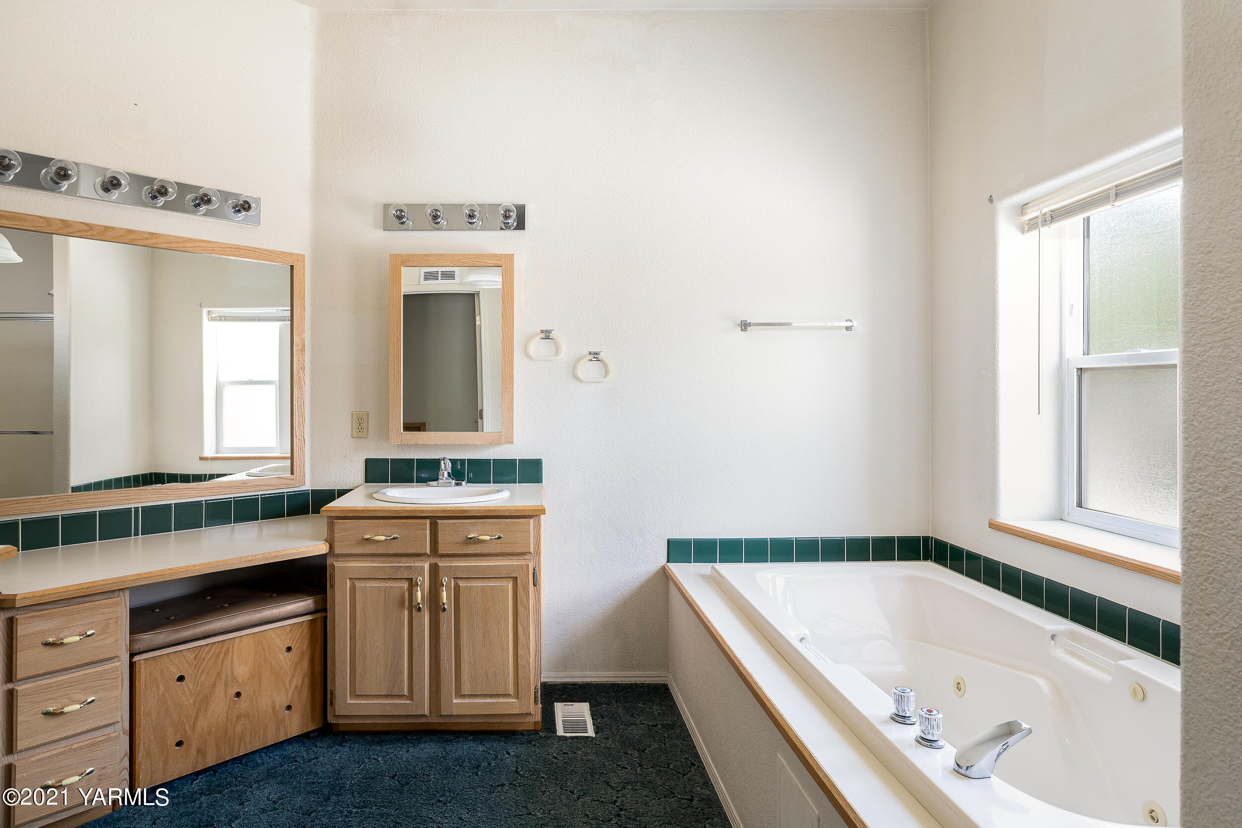 3811 Commonwealth Road Yakima, WA 98901 - Photo 17 of 29 Master Bath