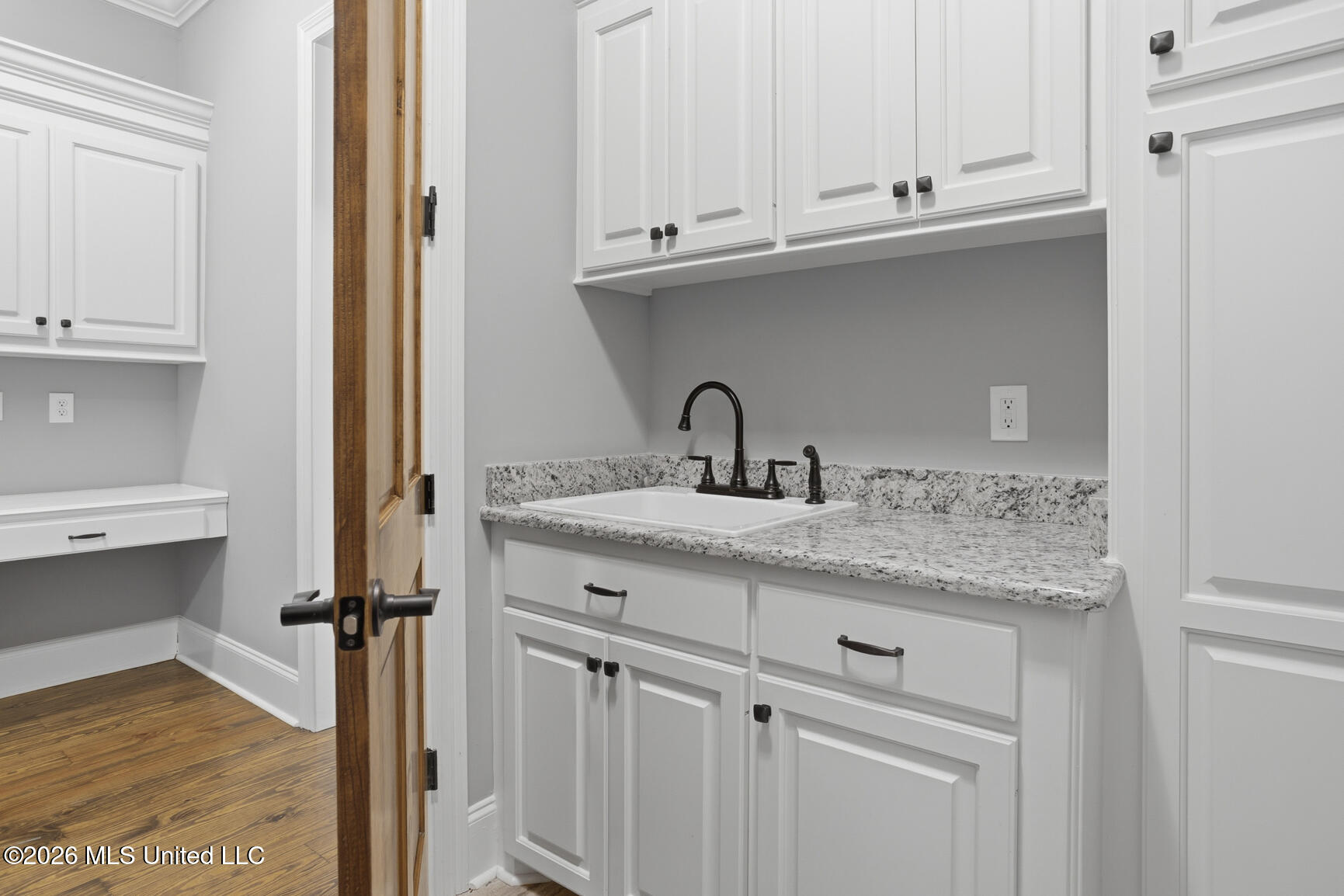 107 Speers Valley Road Brandon, MS 39042 - Photo 29 of 33 More Built ins and Granite Sink!