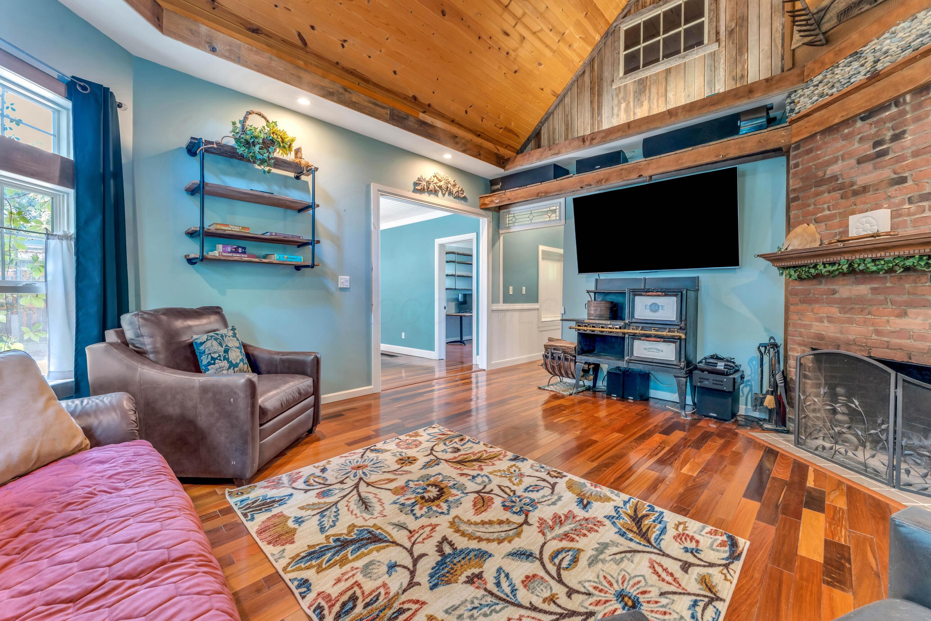 6076 Africa Road Galena, OH 43021 - Photo 27 of 59 Living Room