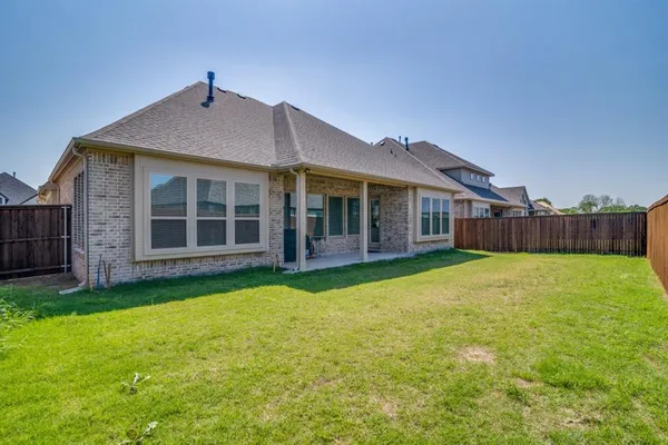 a view of a house with backyard and garden