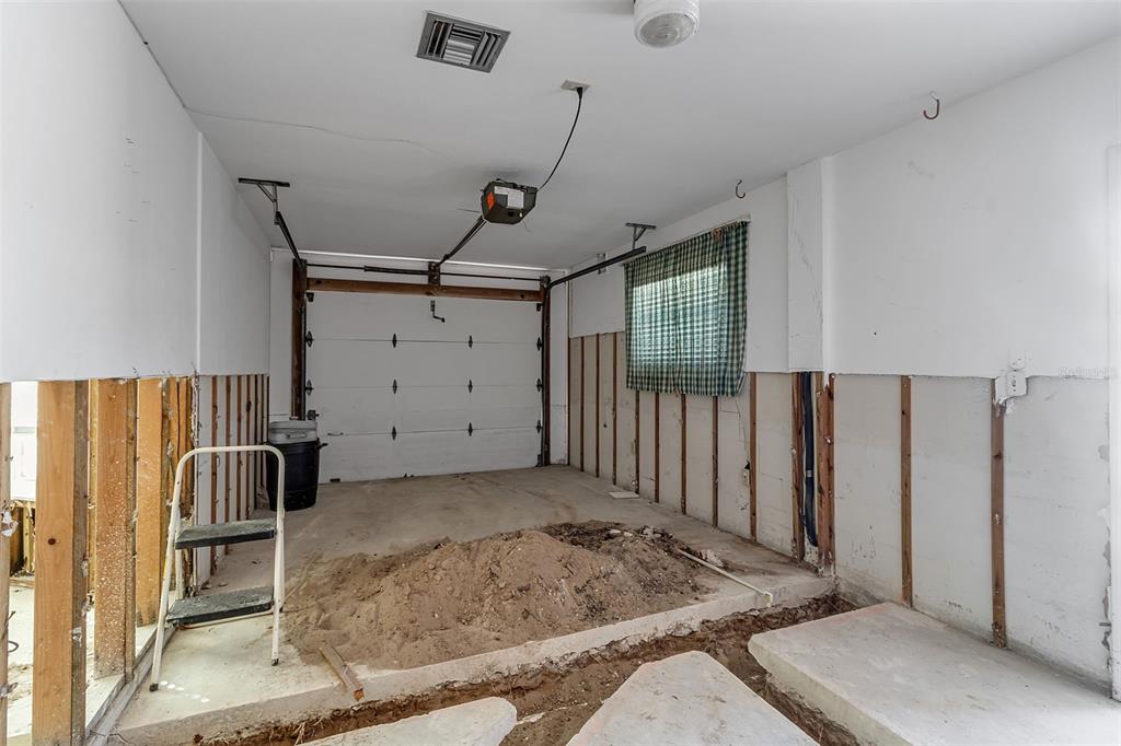 315 Avenida De Paradisio Sarasota, FL 34242 - Photo 27 of 27 a view of a garage