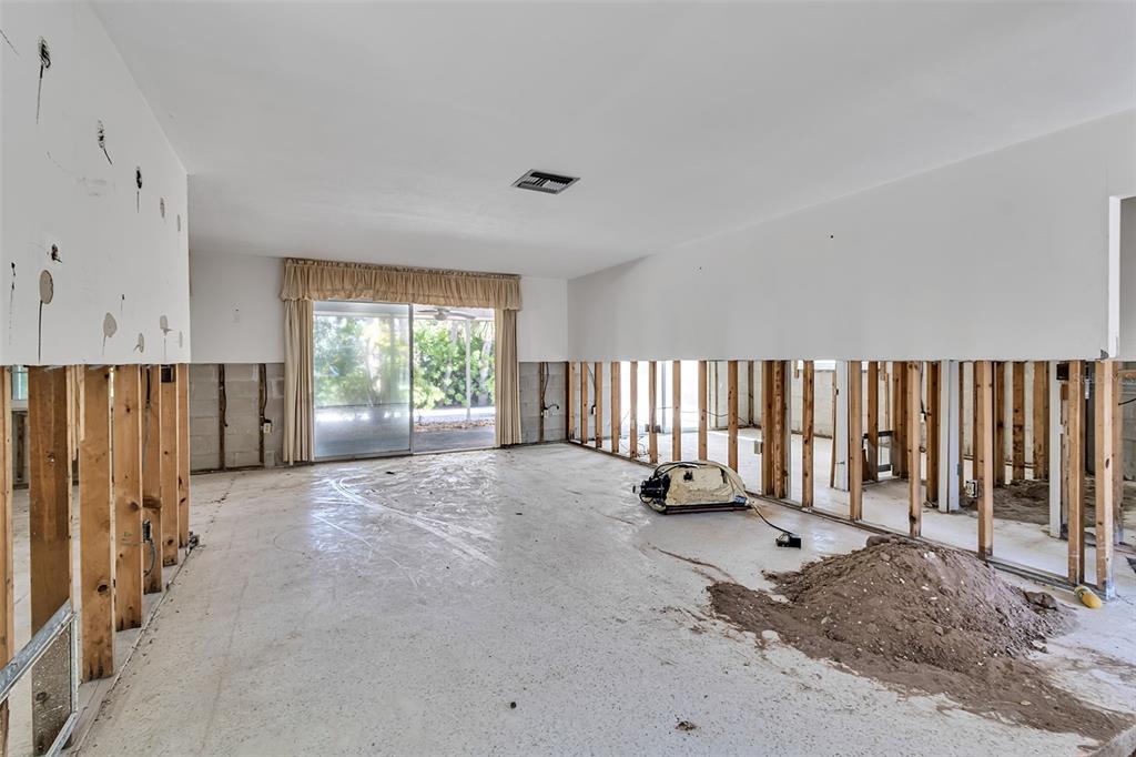 315 Avenida De Paradisio Sarasota, FL 34242 - Photo 5 of 27 a view of a livingroom with entryway