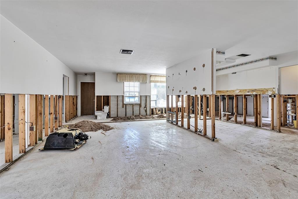 315 Avenida De Paradisio Sarasota, FL 34242 - Photo 6 of 27 a view of a livingroom with a flesh screen tv and windows