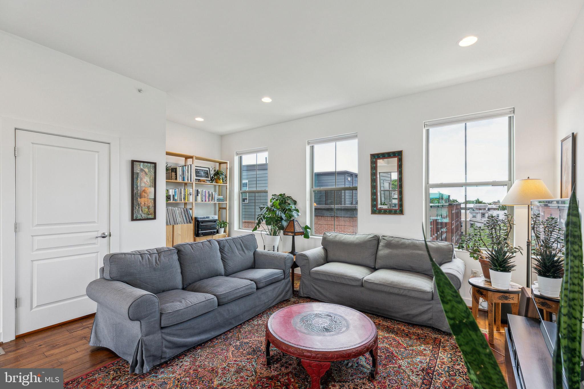 410 Reed Street Philadelphia, PA 19147 - Photo 22 of 39 a living room with furniture and a large window